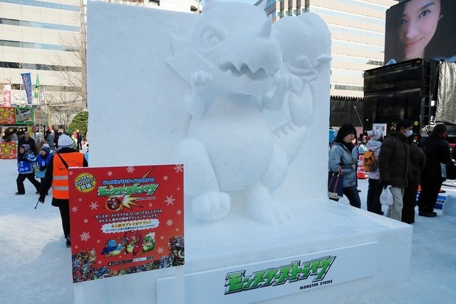 『モンスターストライク』「レッドリドラ」の雪像と巨大すべり台が雪まつりに登場