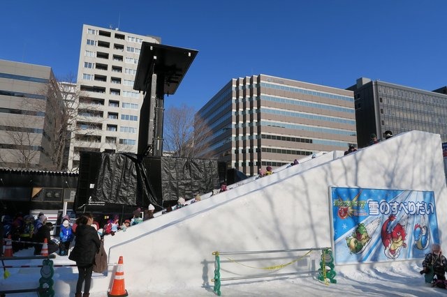 『モンスターストライク』「レッドリドラ」の雪像と巨大すべり台が雪まつりに登場