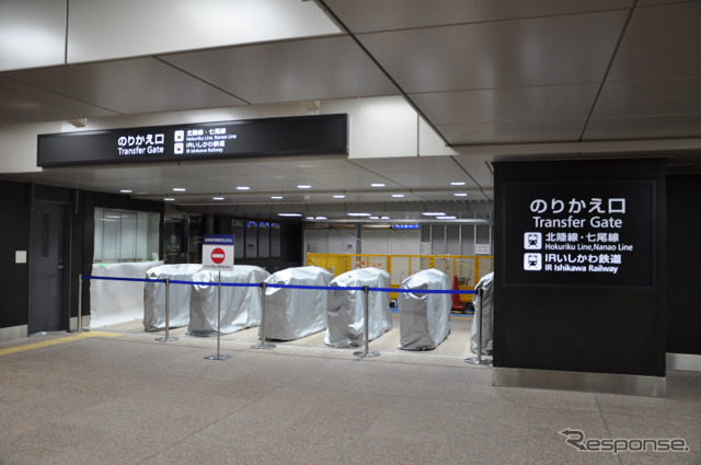 「IRいしかわ鉄道」の表示がある在来線連絡改札口