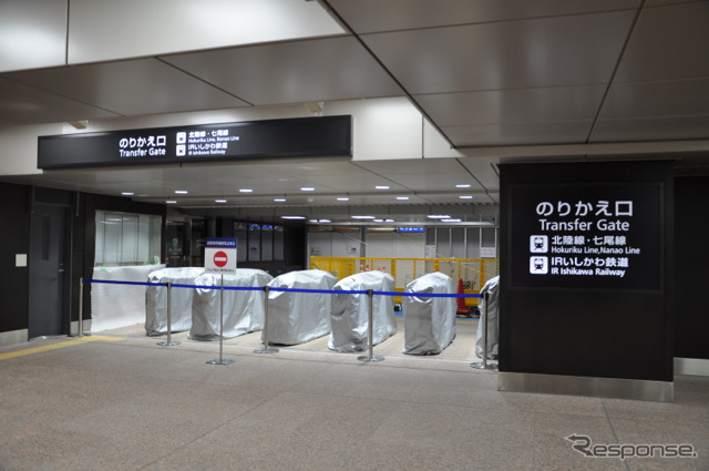 金沢駅の新幹線・在来線乗換改札口。既に「IRいしかわ鉄道」の表示が見られる。