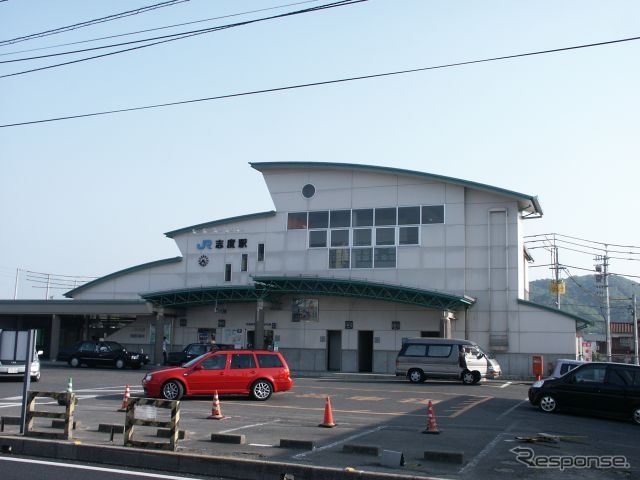 1998年に橋上駅舎に生まれ変わった高徳線の志度駅。同線は今年3月20日に全通80周年を迎える。