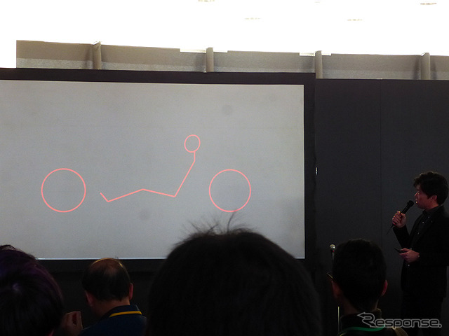 ファンに向けてロードスターのデザインについて語るデザイン本部・中山雅氏