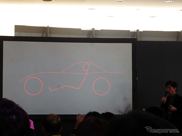 ファンに向けてロードスターのデザインについて語るデザイン本部・中山雅氏