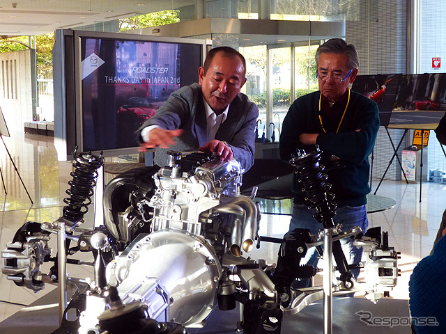 ファンとエンジンまわりについて語り合うマツダ商品企画部・中村幸雄氏