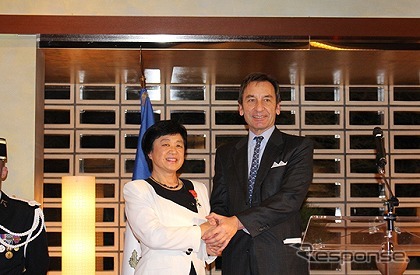 レジオン・ドヌール勲章叙勲式（右：ティエリー・ダナ駐日フランス大使、左：向井千秋宇宙飛行士）