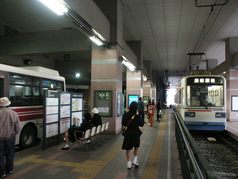 nimoca導入にあわせて隣接駅間の割引サービス「おとなり割引」も導入。ICカードを利用する場合、原則として隣接駅間の運賃（通常180円・200円）を120円に割り引く。このほか、2駅間となる黒崎駅前（写真）～熊西間も120円に割り引く。