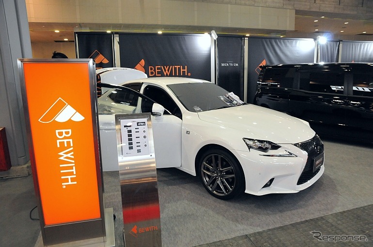 ブースにはビーウィズのオフィシャルデモカー1台（メルセデス・ベンツ CLS350）、全国の販売店が製作したビーウィズ製品搭載デモカー4台（トヨタ ヴォクシー、レクサス IS300h Fスポーツ、メルセデス・ベンツ S400ハイブリッド、アウディ A5）も展示