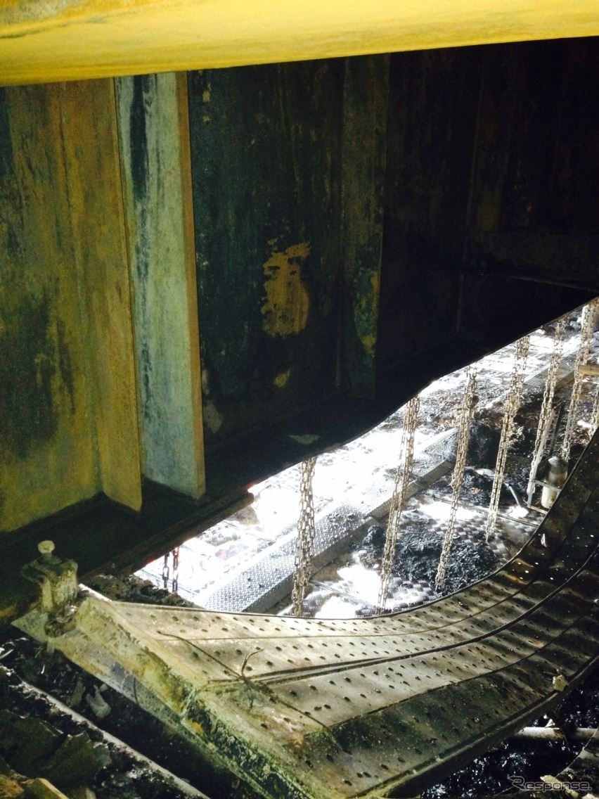 高速7号小松川線の高架下で起きた火災（16日午前）