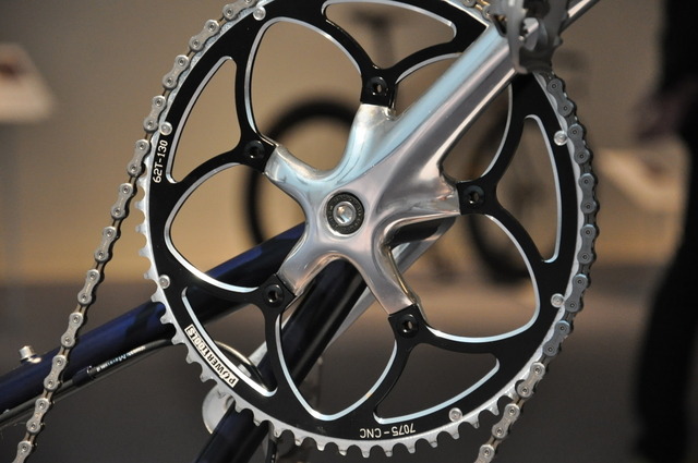 自転車と身体がデザインテーマ「FUKAMI」
