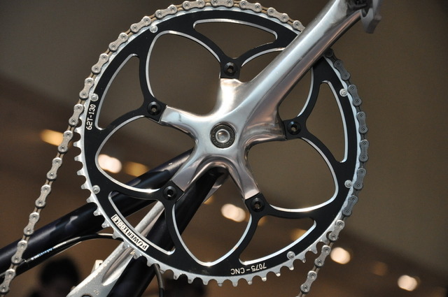 自転車と身体がデザインテーマ「FUKAMI」