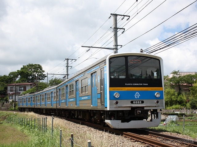 普通列車は大月駅でのJRとの接続時間を15分以内にする列車が増える。写真は普通列車で運用されている6000系電車。