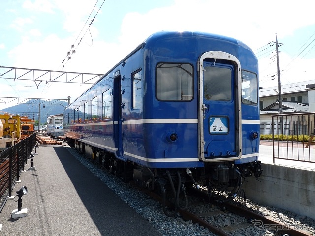 14系客車が保存展示されている下吉田駅の「ブルートレインテラス」。『富士登山電車』はダイヤ改正にあわせて三つ峠駅と下吉田駅の停車時間を延ばし、駅施設の見学時間などを確保する。