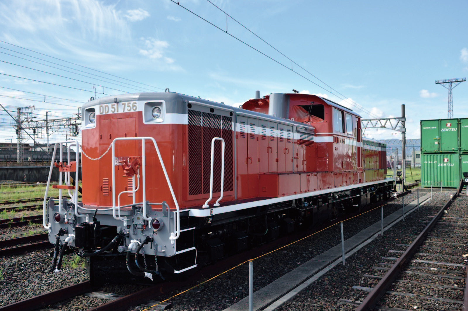 JR西日本は京都鉄道博物館の展示品として、JR貨物から機関車などの寄贈を受けた。写真はディーゼル機関車のDD51 756。