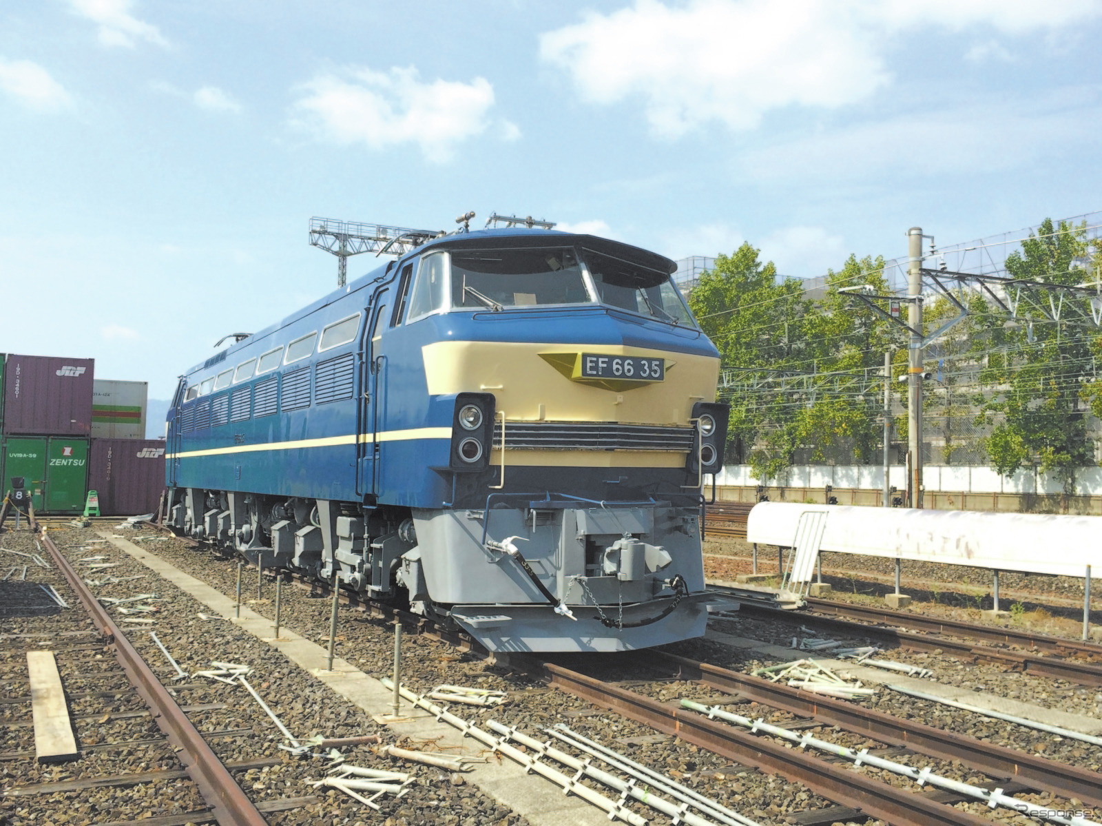 JR西日本は京都鉄道博物館の展示品として、JR貨物から機関車などの寄贈を受けた。写真は電気機関車のEF66 35。
