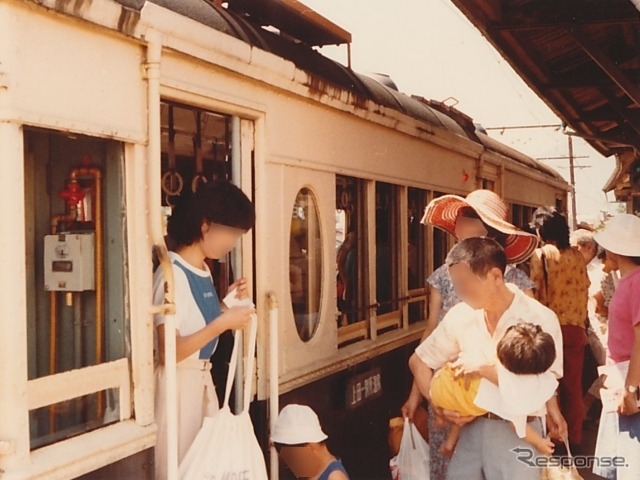 上田駅に停車中のモハ5250形モハ5251（1984年頃）。ドア脇の窓が楕円形になっており、「丸窓電車」と呼ばれていた。