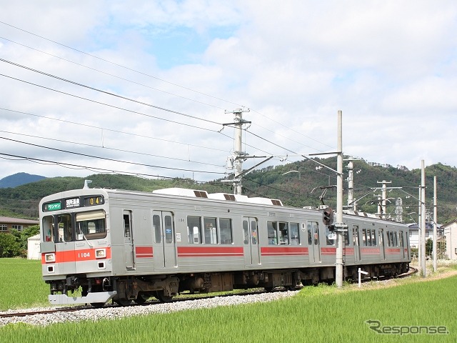 1000系電車の1004号編成。現在の姿で走るのは2月26日限りとなり、「丸窓ラッピング」を施した「Mimaki号」に生まれ変わる。