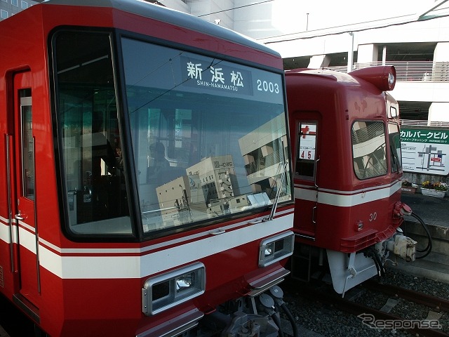 遠州鉄道の2000形（左）は、現在までに10両（2両編成5本）が導入されている。