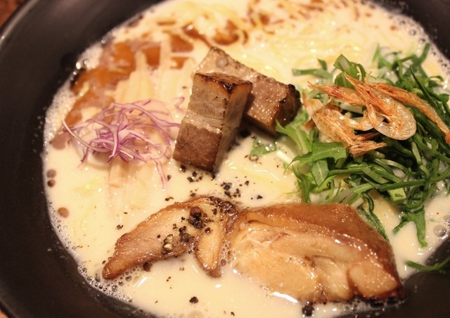 公開ラーメン女子会で振る舞われた、限定ラーメン「豆乳エビ入り白湯」