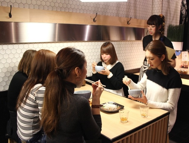 前菜（大根サラダ）を食べている女性たち