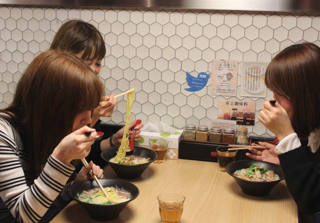 メインのラーメンを食べている女性たち