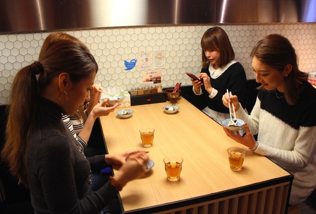 デザート（麺チョコスイーツ）を食べている女性たち