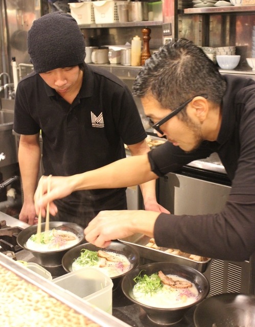 庄野氏がラーメンを作っている様子