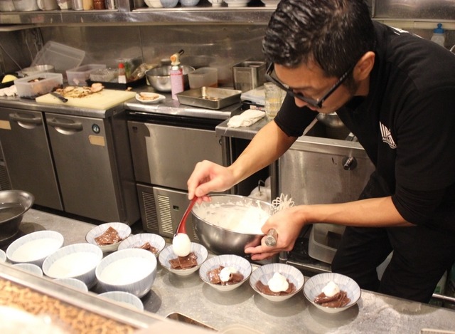 庄野氏がデザートを作っているところ