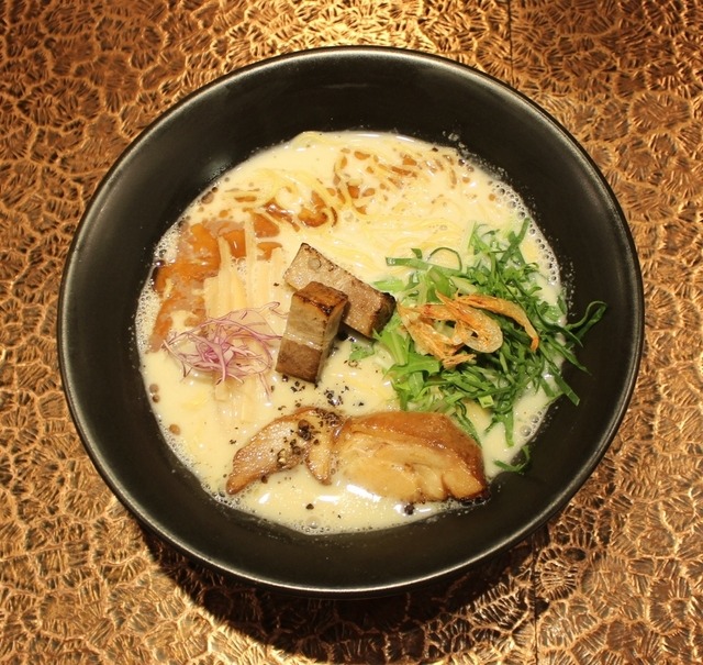 「メンショー トーキョー」の限定ラーメン（豆乳エビ入り白湯）