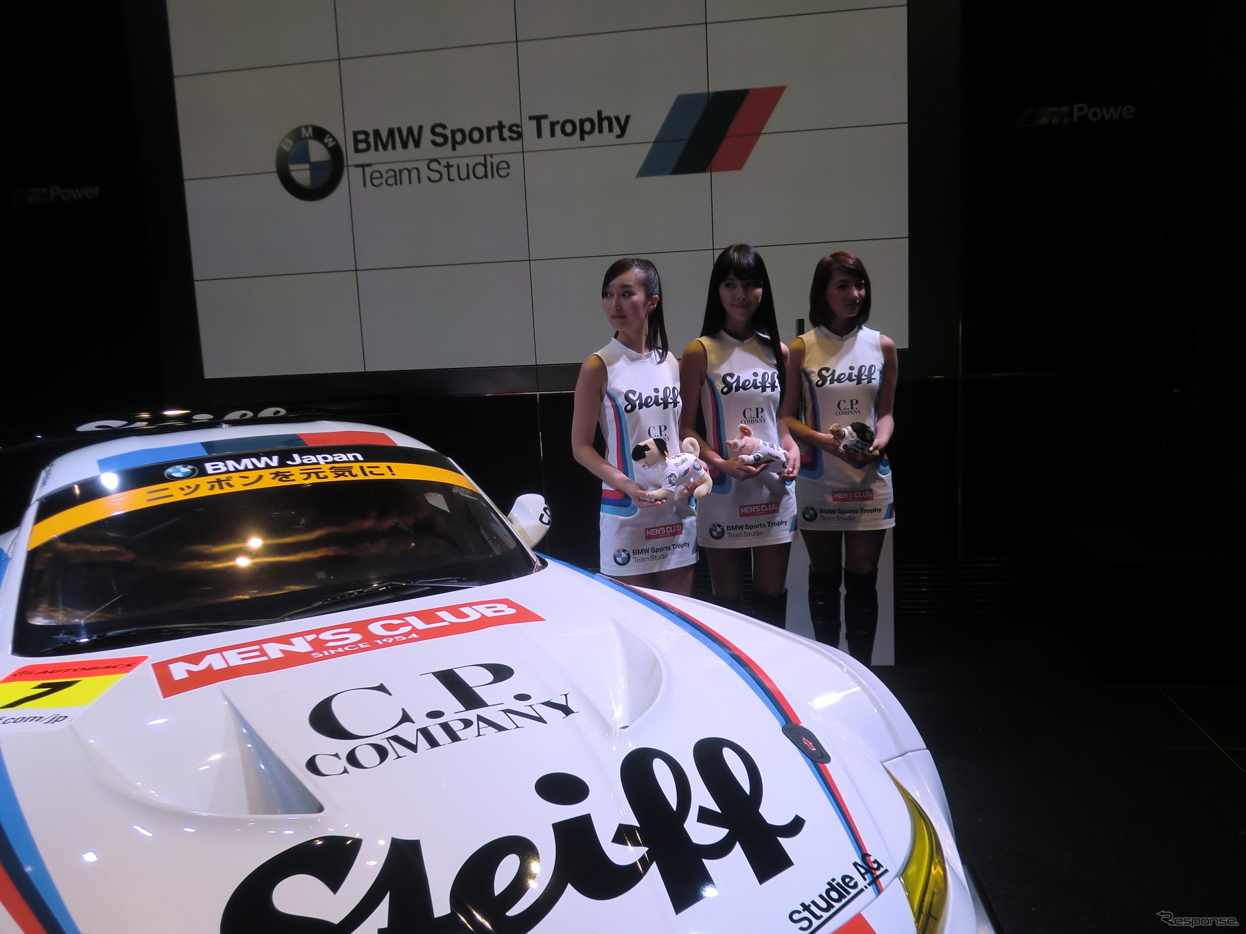 体制発表会には3名のレースクイーンも登場。