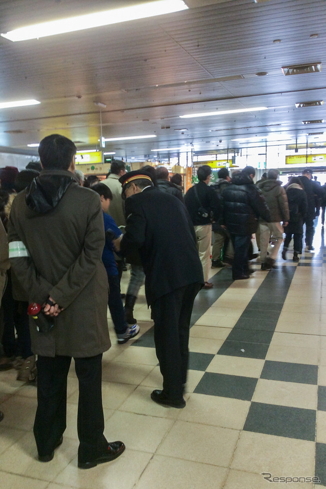 札幌駅西コンコースにできた購入希望者の列。購入が進むたびに20人単位で慎重に東みどりの窓口方向へ誘導された。