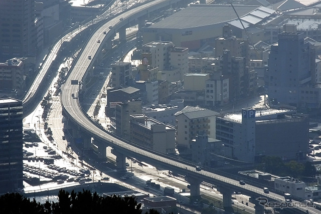 弓張岳展望台から眺めた佐世保港。高架道路は西九州自動車道。その左に佐世保駅
