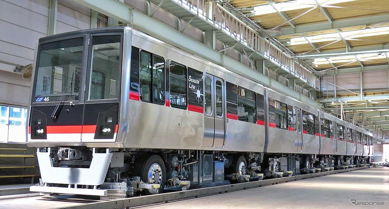 横浜シーサイドラインは4月4日に車両基地イベントを開催する。写真は2000形電車の特別塗装車。