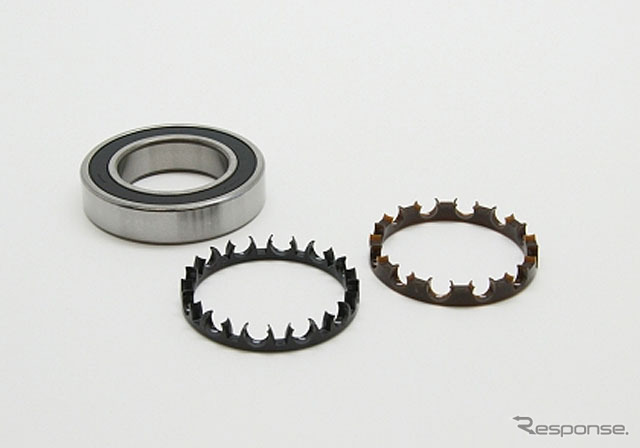 EV・HEV用「グリース潤滑高速深溝玉軸受」（左）と新開発の保持器（中央）、従来品の保持器（右）