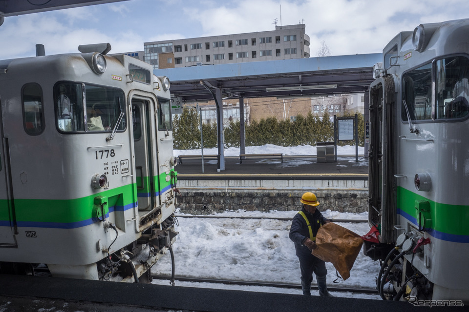 富良野駅での増結作業。注目する人は少なかった。