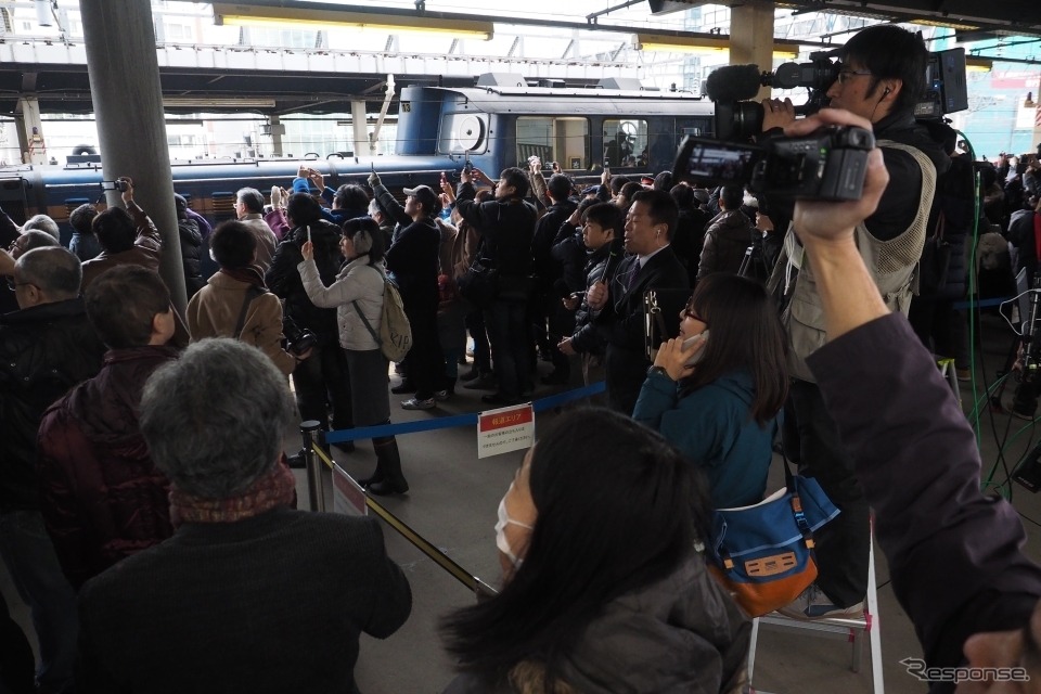 大勢の報道陣と鉄道マニアの視線を浴びて大阪へ向けて出発。