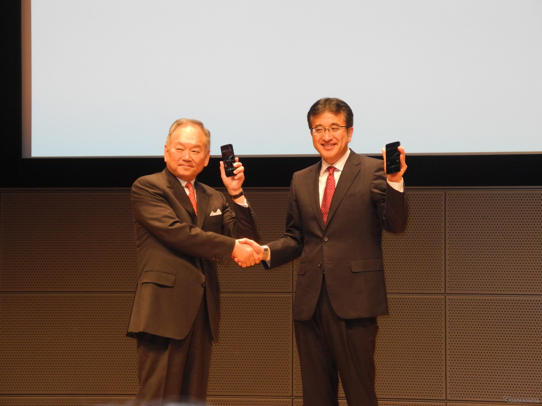 日本通信の三田聖二社長（左）とVAIOの関取高行社長