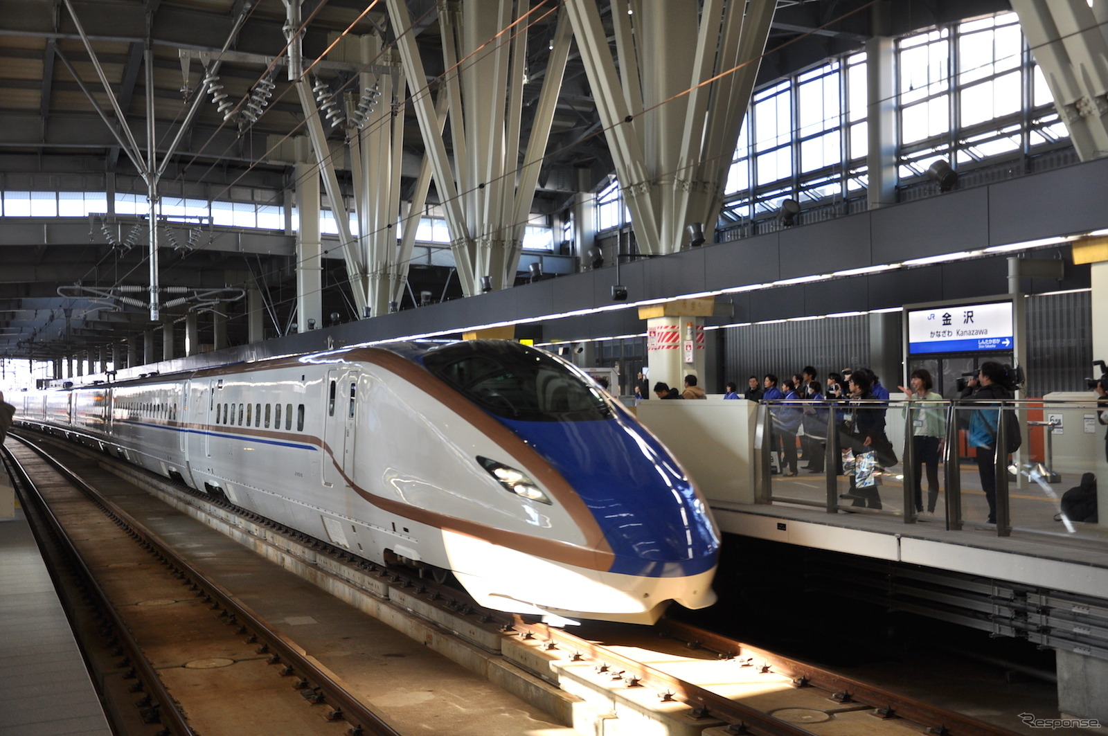 北陸新幹線の長野～金沢間が3月14日に延伸開業し、東京～金沢間を結ぶ列車の運転が始まった。写真は金沢駅に進入するW7系の列車（試運転期間に撮影）