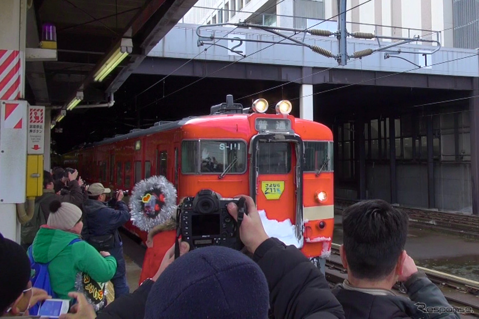 札幌駅3番ホームの桑園方では、多くのファンに見守られながら、札幌運転所へ引き上げていった。