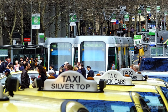 サーキットを囲むように路面電車（トラム、Yarra Trams）が走っていて、どの停留所から乗っても中心街（フリンダースストリート駅周辺）に10分ほどでアクセスできる