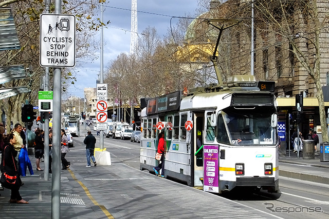 サーキットを囲むように路面電車（トラム、Yarra Trams）が走っていて、どの停留所から乗っても中心街（フリンダースストリート駅周辺）に10分ほどでアクセスできる