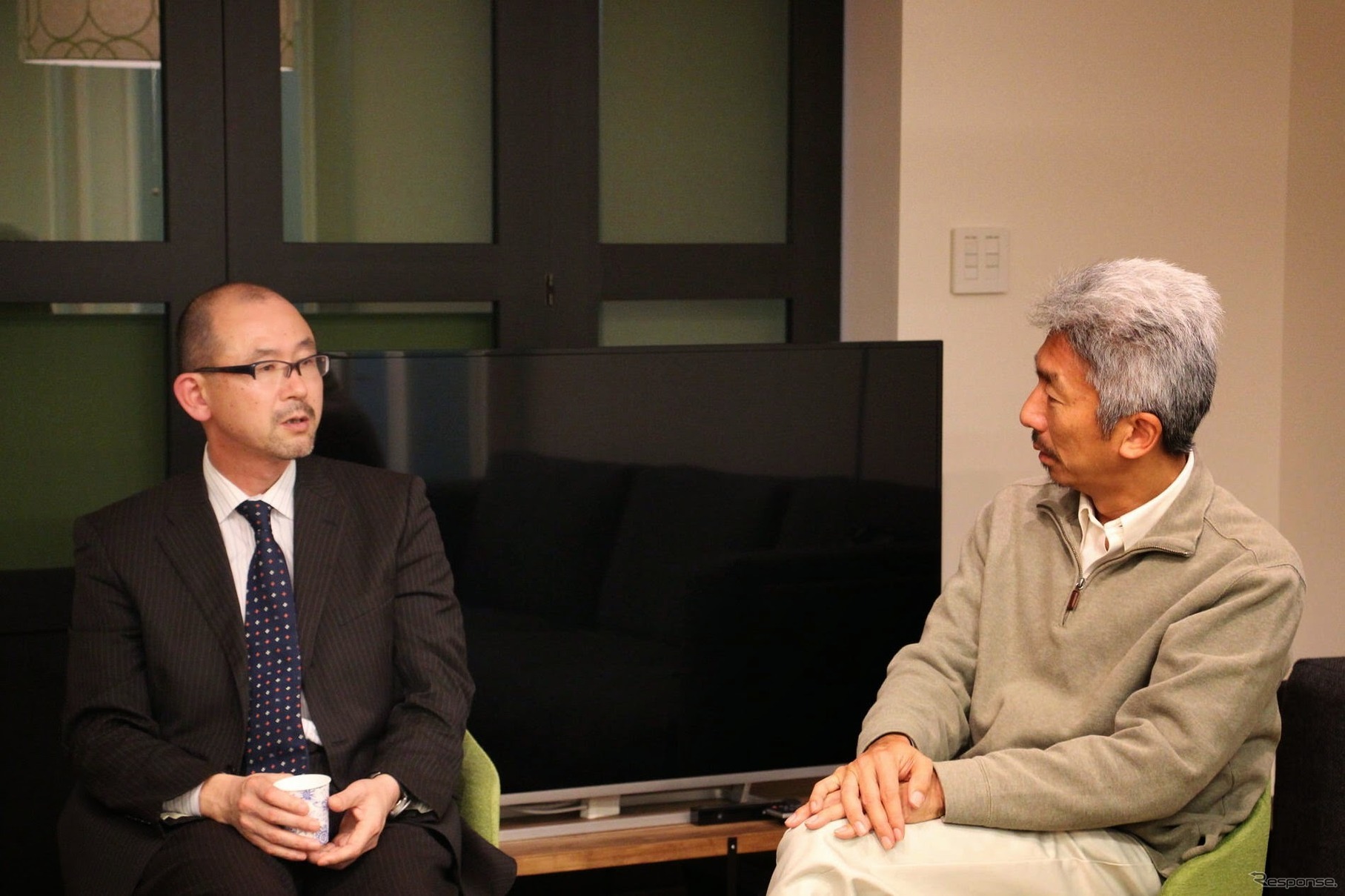 FOMM代表取締役の鶴巻日出夫氏（左）とUIEvolution取締役会長の中島聡氏