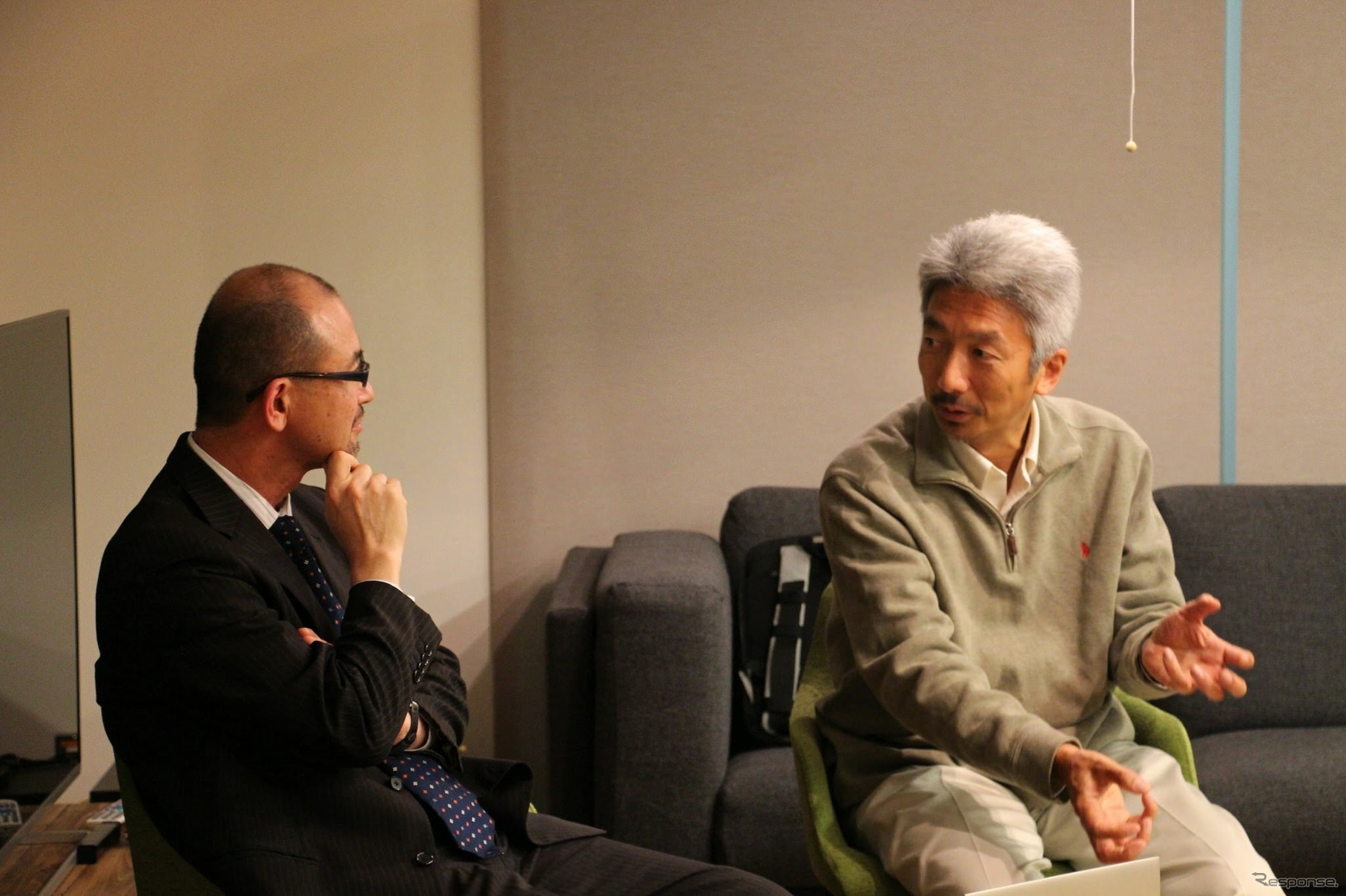 FOMM代表取締役の鶴巻日出夫氏（左）とUIEvolution取締役会長の中島聡氏