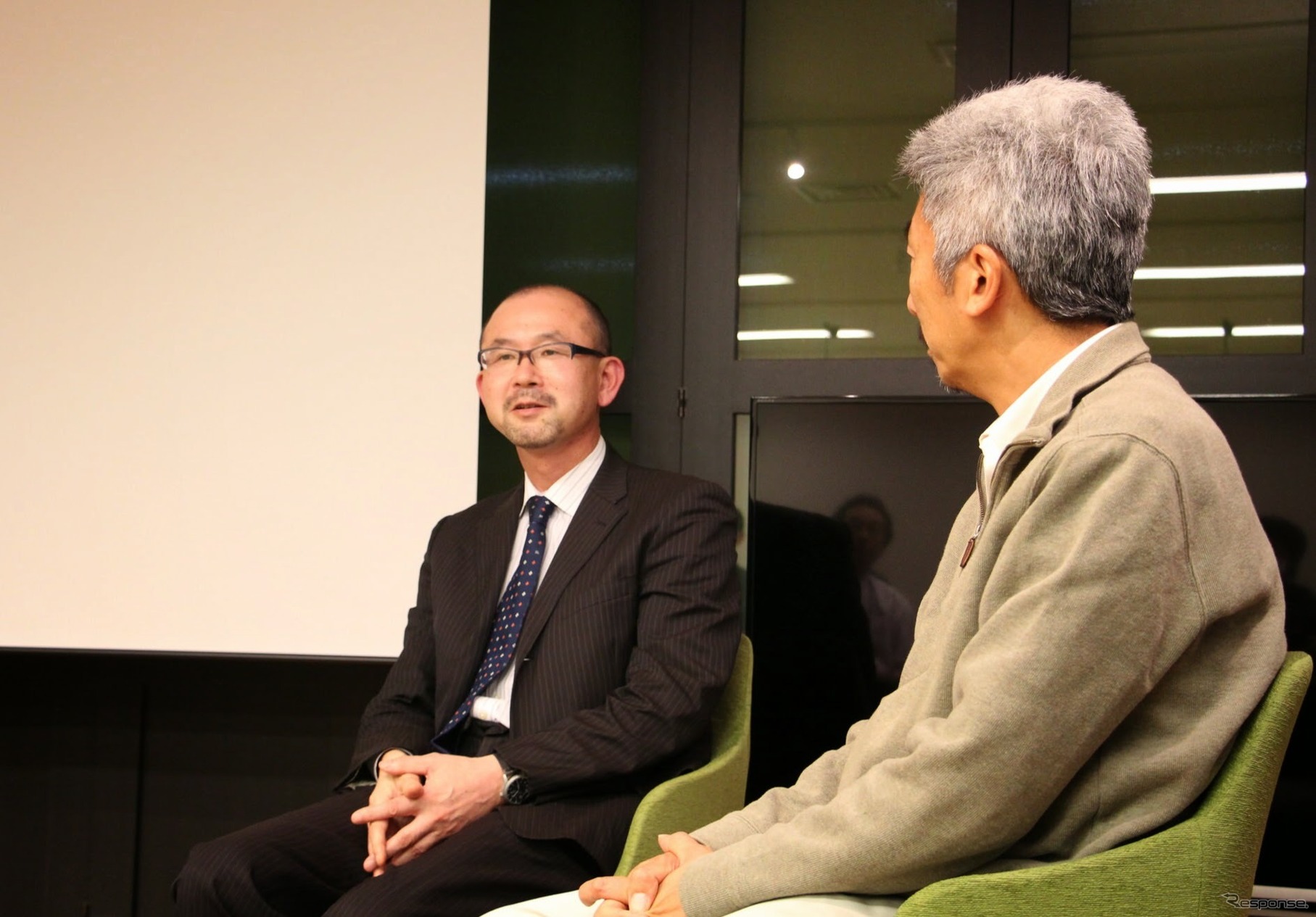 FOMM代表取締役の鶴巻日出夫氏（左）とUIEvolution取締役会長の中島聡氏