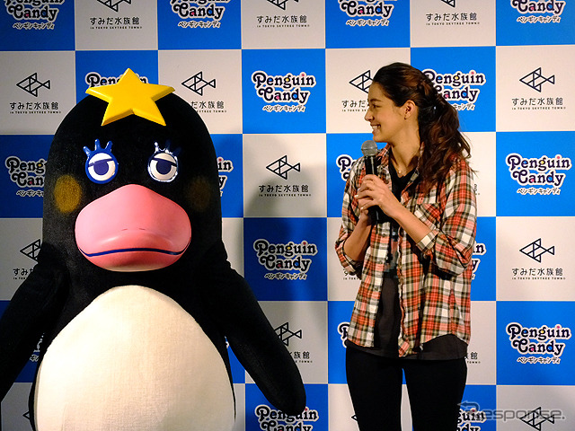 すみだ水族館に登場した、光と音楽とペンギンの新展示「ペンギンキャンディ」（3月21日～7月17日）。3月19日のオープニングイベントには動物好きな森泉も登場。ペンギンを抱き「連れて帰りたい！」と笑った