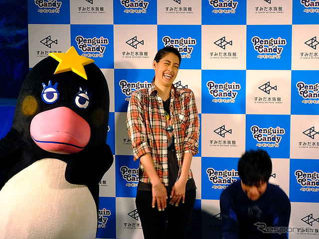 すみだ水族館に登場した、光と音楽とペンギンの新展示「ペンギンキャンディ」（3月21日～7月17日）。3月19日のオープニングイベントには動物好きな森泉も登場。ペンギンを抱き「連れて帰りたい！」と笑った
