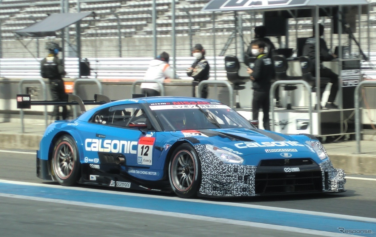 GT500の初日トップタイム、#12 日産GT-R。GT500の日産勢は空力パーツをダミー塗装して走っているようだ。