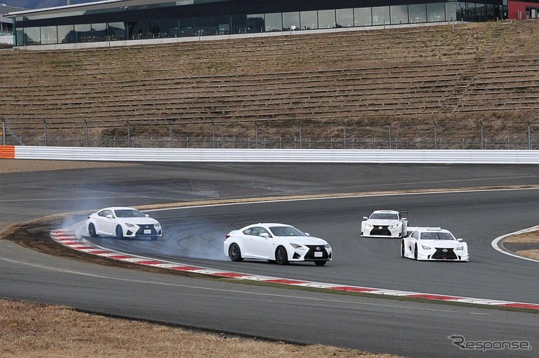 これは2台のGTマシンをRC Fがドリフトしながらアウトから追い越すシーン