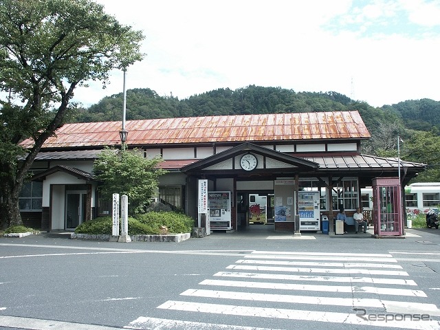 ツアー1日目の4月10日は登録有形文化財に指定されている若桜鉄道の駅舎を訪ねる。写真は若桜駅。