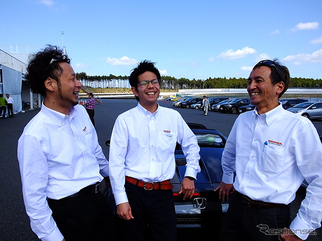 S660の開発陣。左から本田技術研究所・四輪R＆Dセンターの岡義友氏（シャシー担当）、椋本陵氏（開発責任者）、坂元玲氏（衝突安全担当）。椋本氏はなんと20代。袖ヶ浦フォレストレースウェイ（千葉県）で開催されたS660プロトタイプ試乗会にて