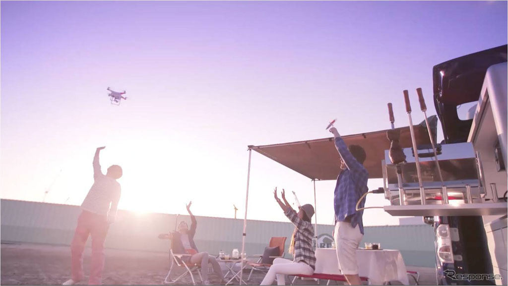 カメラ搭載型ドローンで空中から撮影する フライングセルフィー